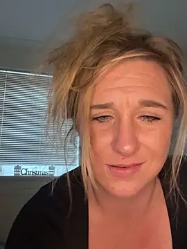 Webcam Model (MimiMaee)  is live.Free join now!