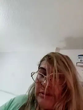 Webcam Model (AlexxiaaMat)  is live.Free join now!