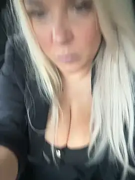 Bustyblondebabe32