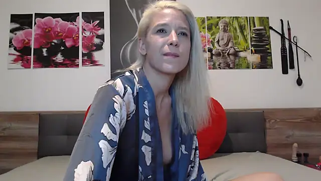 naschkatze01 (F milf) - Dildo anal + Womanizer