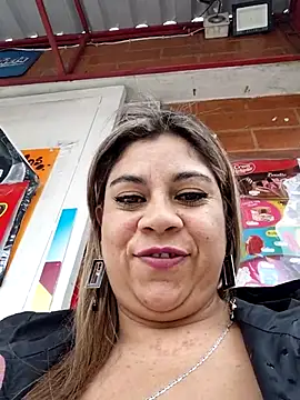 Webcam Model (Laura-Hernandez)  is live.Free join now!