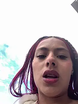 Webcam Model (Emilyy-18)  is live.Free join now!