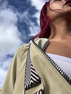 Webcam Model (Emilyy-18)  is live.Free join now!