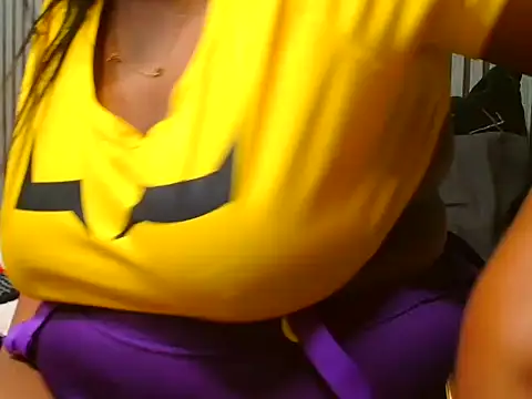 ROYALASS25 live on StripChat 