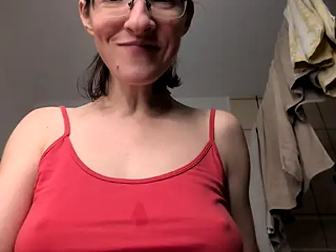 Webcam Model (Milky_hairy_mommy)  is live.Free join now!