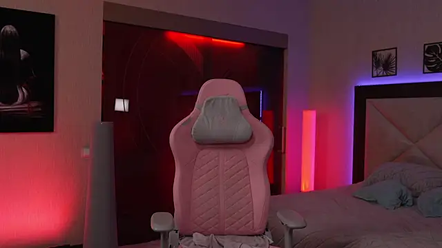 girlgogo (F young) - Snake Charmer