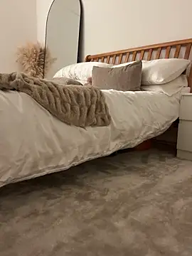 Webcam Model (MilaRenee)  is live.Free join now!