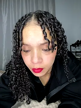 Webcam Model (Yasmin777_)  is live.Free join now!