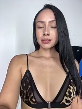 Webcam Model (Emily_aurora132)  is live.Free join now!