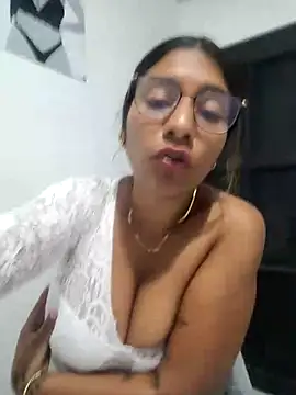 Webcam Model (Sofythom1)  is live.Free join now!