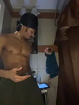 TRILLAHUNG Live Webcam on Stripchat