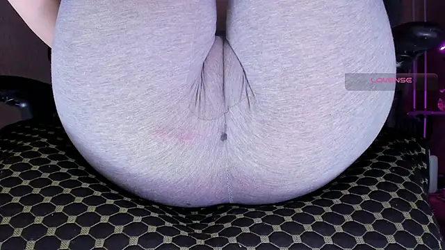 Cameltoe_squirt_inPants