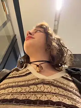 lucy-joy (F young) - SHOW my wild pussy in cafe