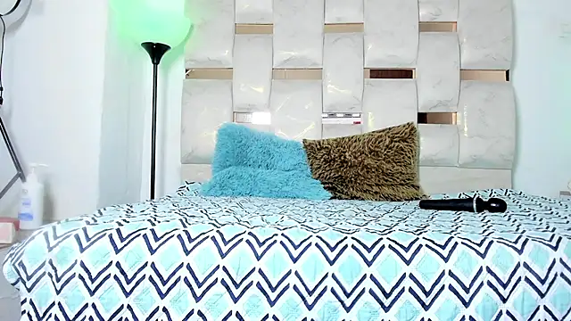 nyra_18 - Nyra_18's free webcam - UK Sex Cams