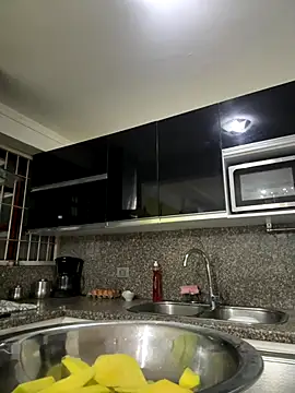 lynn9000 from StripChat is inFreechat