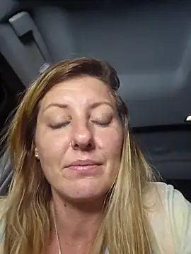 SheIsSomething Live Webcam on Stripchat