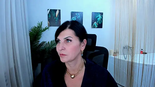 Moon_Veloure1 live on StripChat 