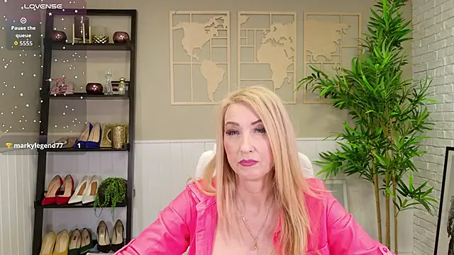 ladyleea (F mature) - Play with dildo between my boobs