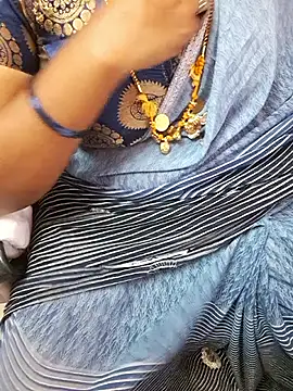 tamil_ammani (F milf) - Saree pallu drop and  navel show 🔥🔥