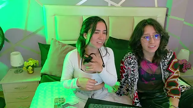 jupiterysaturno live cam screenshot females on Gratis Show – Free Live Cams