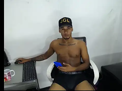 Straight_latinX Live Webcam on Stripchat