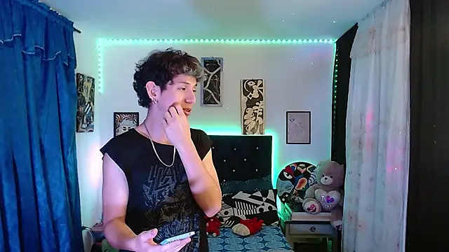 Yorsamm_and_friends live show on StripChat 