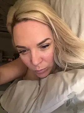 Bustyblondebabe32