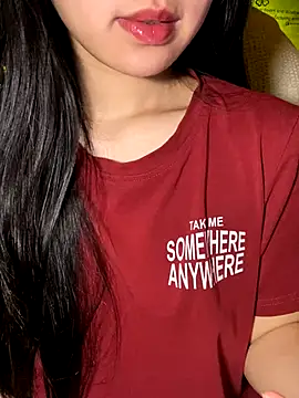 Uyennii02 Live Webcam on Stripchat