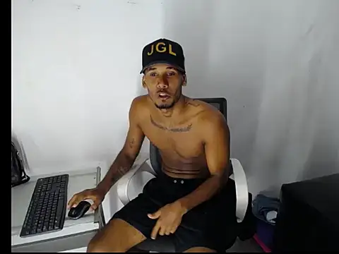 Straight_latinX Live Webcam on Stripchat