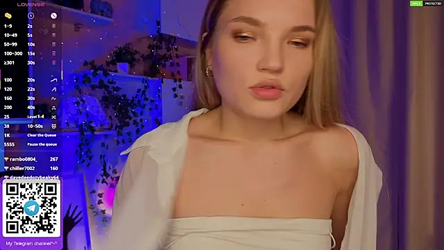 julielupo - JulieLupo's free webcam