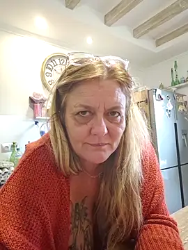 misspapillon1840 (Ask my age) - On me mets nu