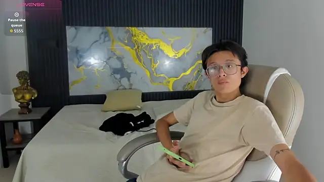 SantiagoRusso18 live show on StripChat 