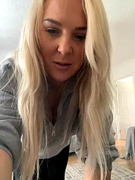 Bustyblondebabe32