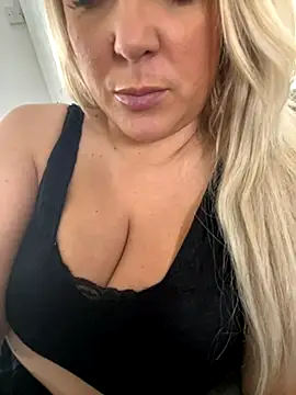 Bustyblondebabe32