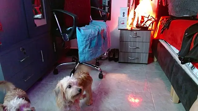 ameliemartinez (F milf) - finger on clit +vibe mmmm