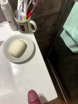 crevette311 (M young) - Je me branle sous la douche🥵