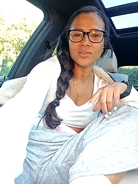 allanasquirt (F milf) - Remove the bra 😏