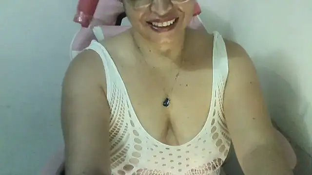 latinhotsusy47 (F milf) - play with two fingers in my tight ass