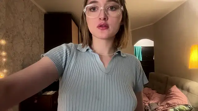 emily_lyy (F teen) - I'll show my breasts.