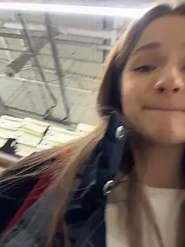 kittyqueeny (F young) - remove pants and shake sexy ass