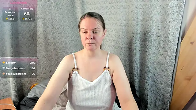 mialores (F milf) - smear cream on the chest