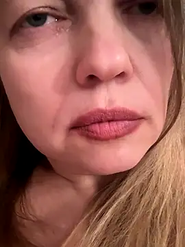 suzanele (F milf) - HI :flirt: Sqeese my bare boobs!