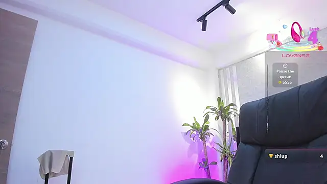 lily_cash1 (T young) - Lovense on. Make it buzz and make me cum