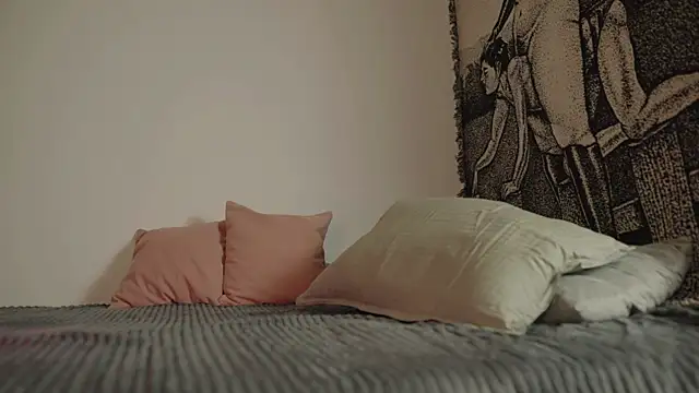 rusbradpitt (M twink) - play with nipples