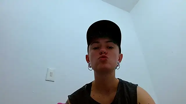 tomboyblue - Tomboyblue's free webcam - UK Sex Cams