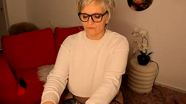 milf-ella (F mature) - Get me naked pls and make me Squirt