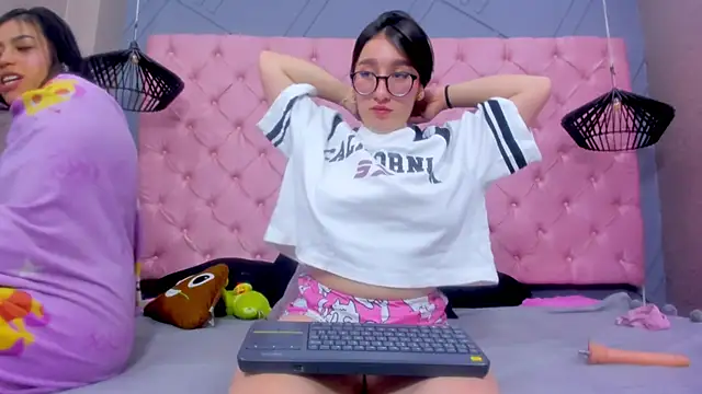 mia_horney (Ask my age) - frech kiss