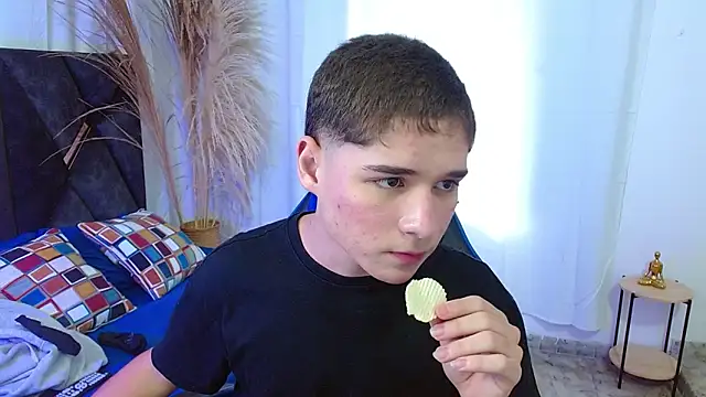 mattass18 (M twink) - Give me a cumshow and touch my ass