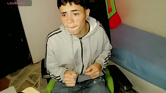 bby_santi (M twink) - show cum