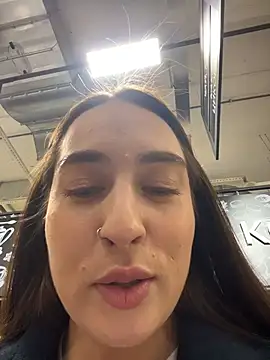 holly_play (F young) - Go to fitt room and take off all clothes